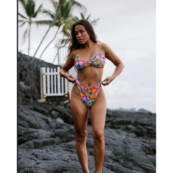 Skatie• ‘Kelly’ Bikini Bottoms in KIHEI Print - Picture 17 of 17